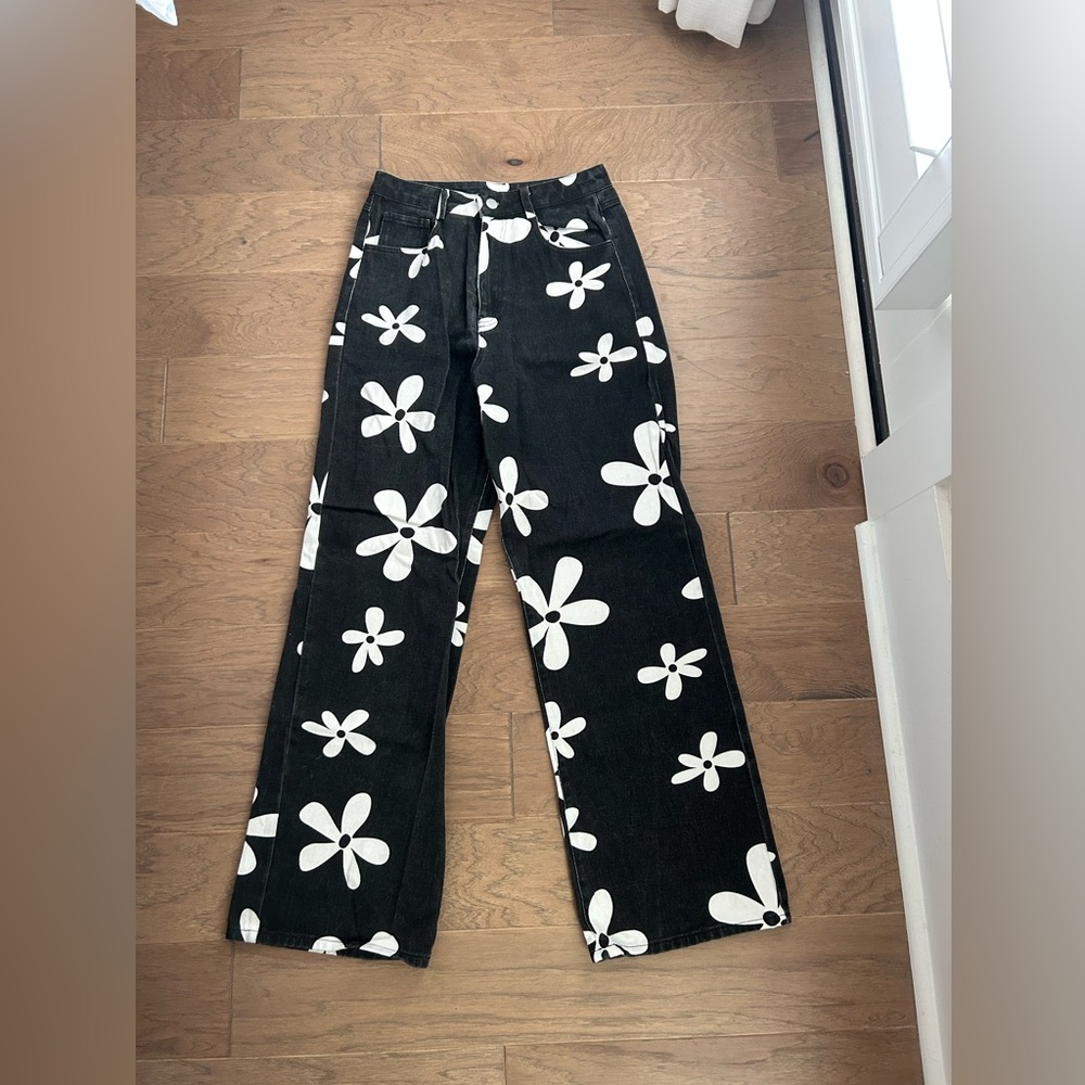 Black Floral Wide-Leg Jeans - White Daisy Print from Dry Goods